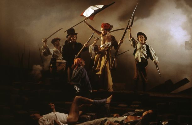 Nachstellung des Bildes Freiheit für das Volk von Delacroix