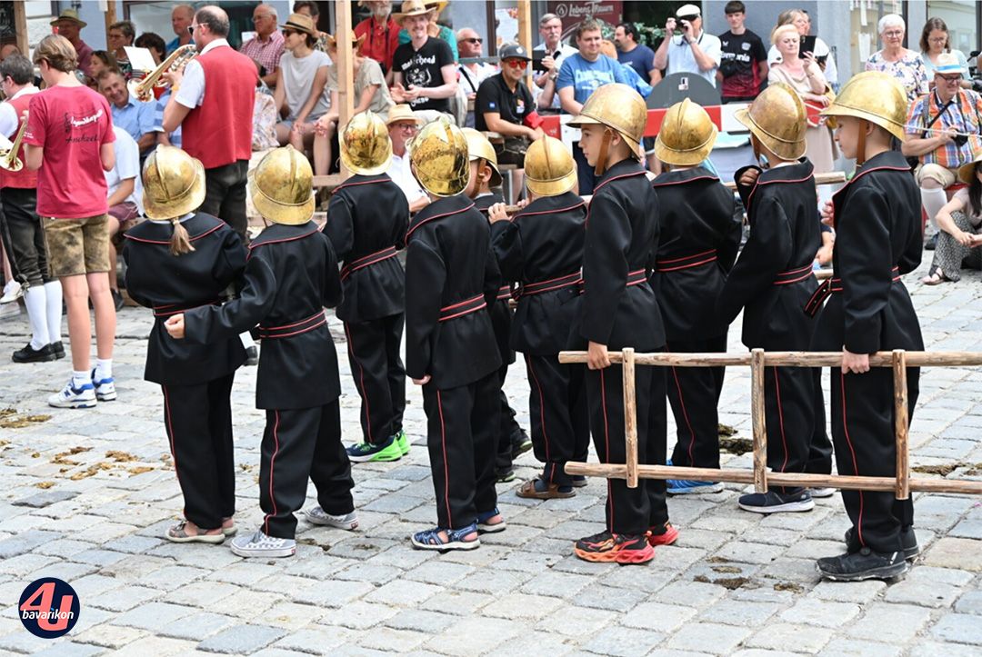 Kinder der Feuerwehr halten eine Leiter