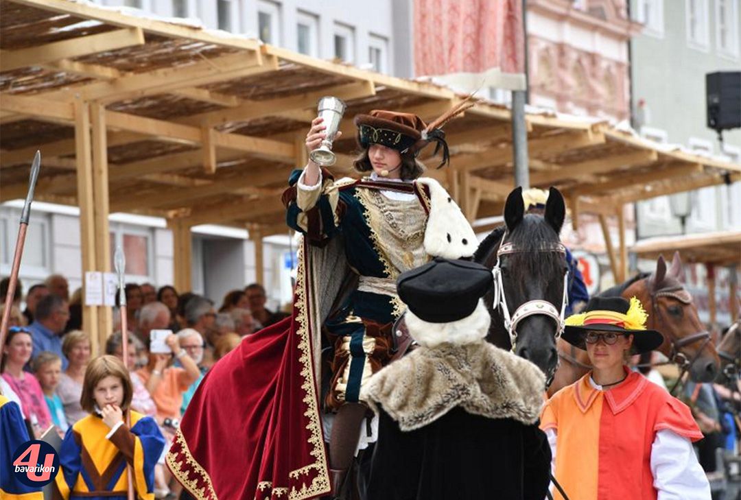 Kaiser Maximilian I. zieht auf einem Pferd ein