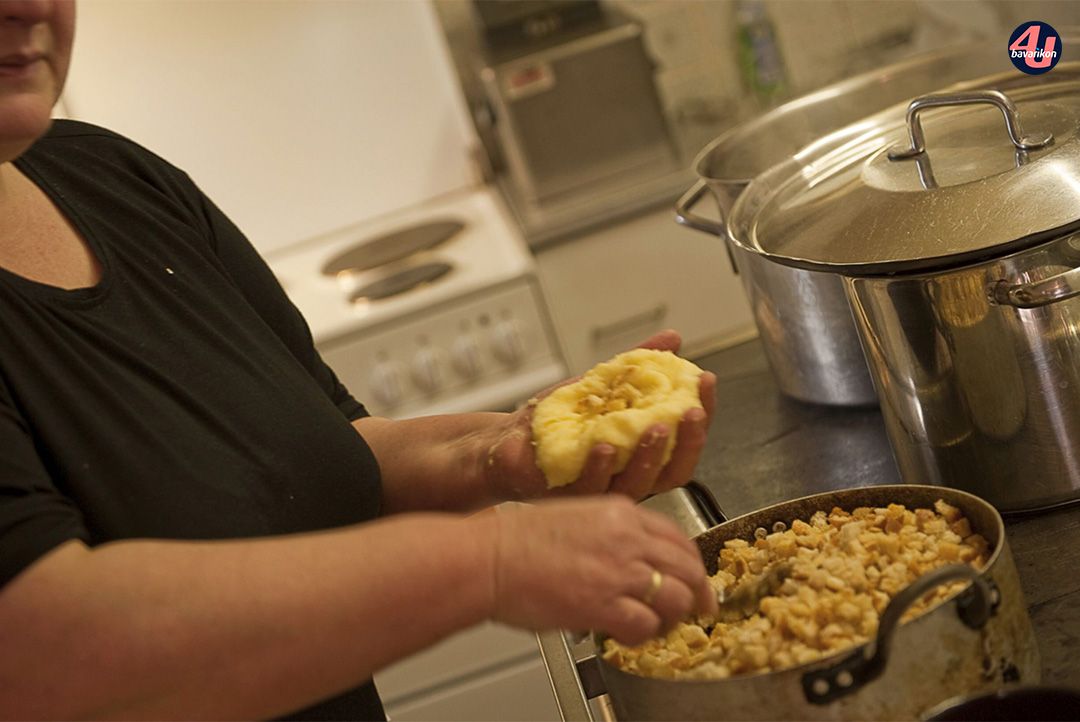 Knödel wird mit Brot gefüllt