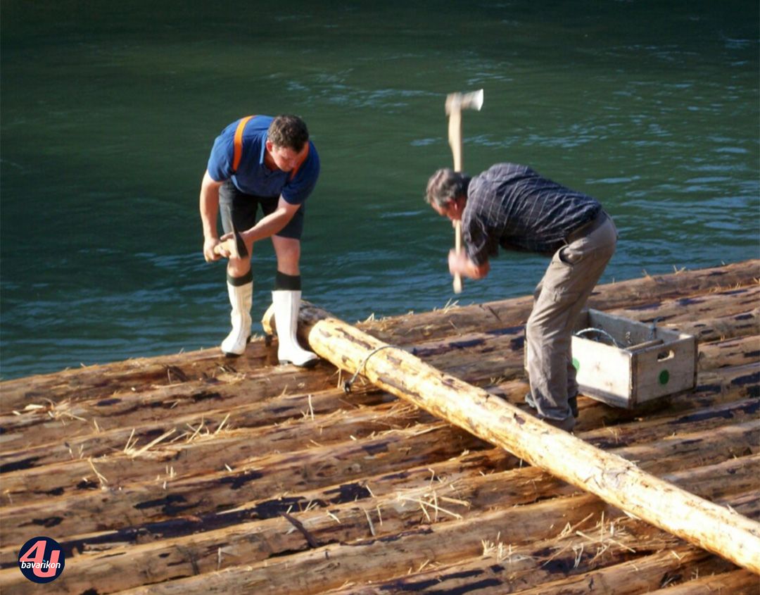 Zwei Arbeiter bauen das Floß zusammen