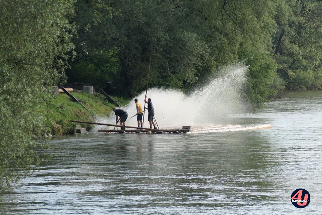 Holz wird zu Wasser gelassen und lässt das Wasser dabei hochspritzen