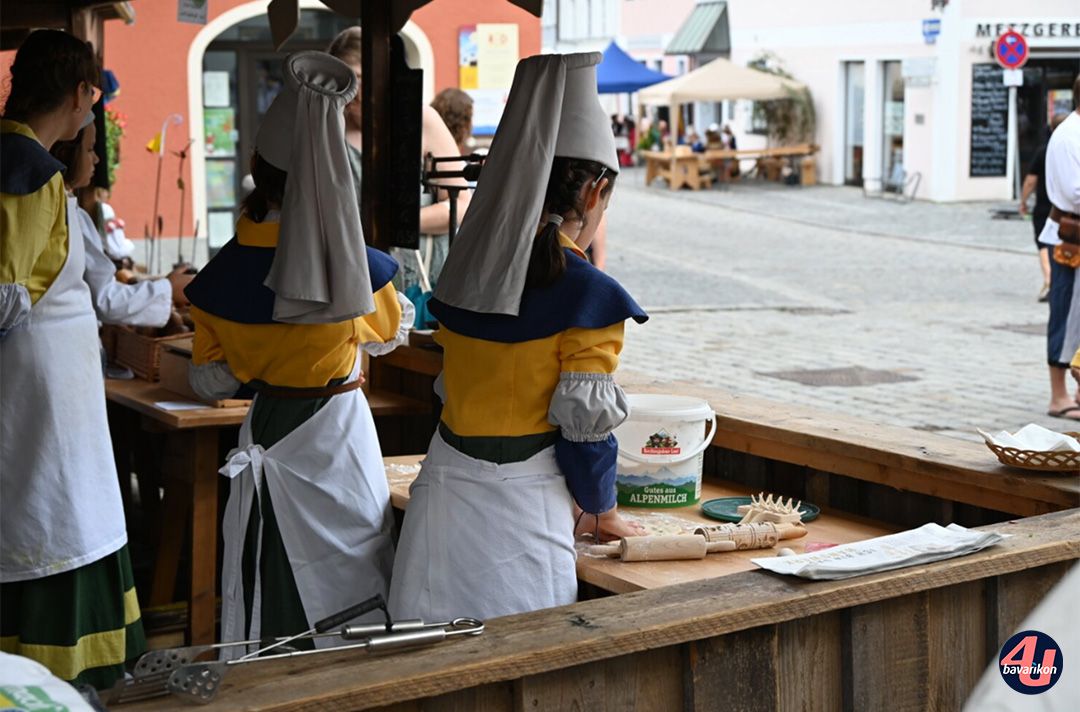 Mädchen der Bäckereizunft knetet einen Teig