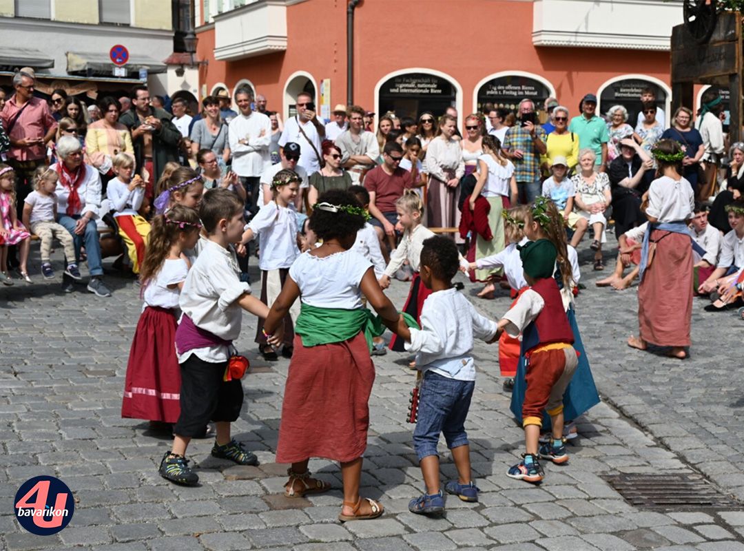 Kinder tanzen Hand in Hand im Kreis